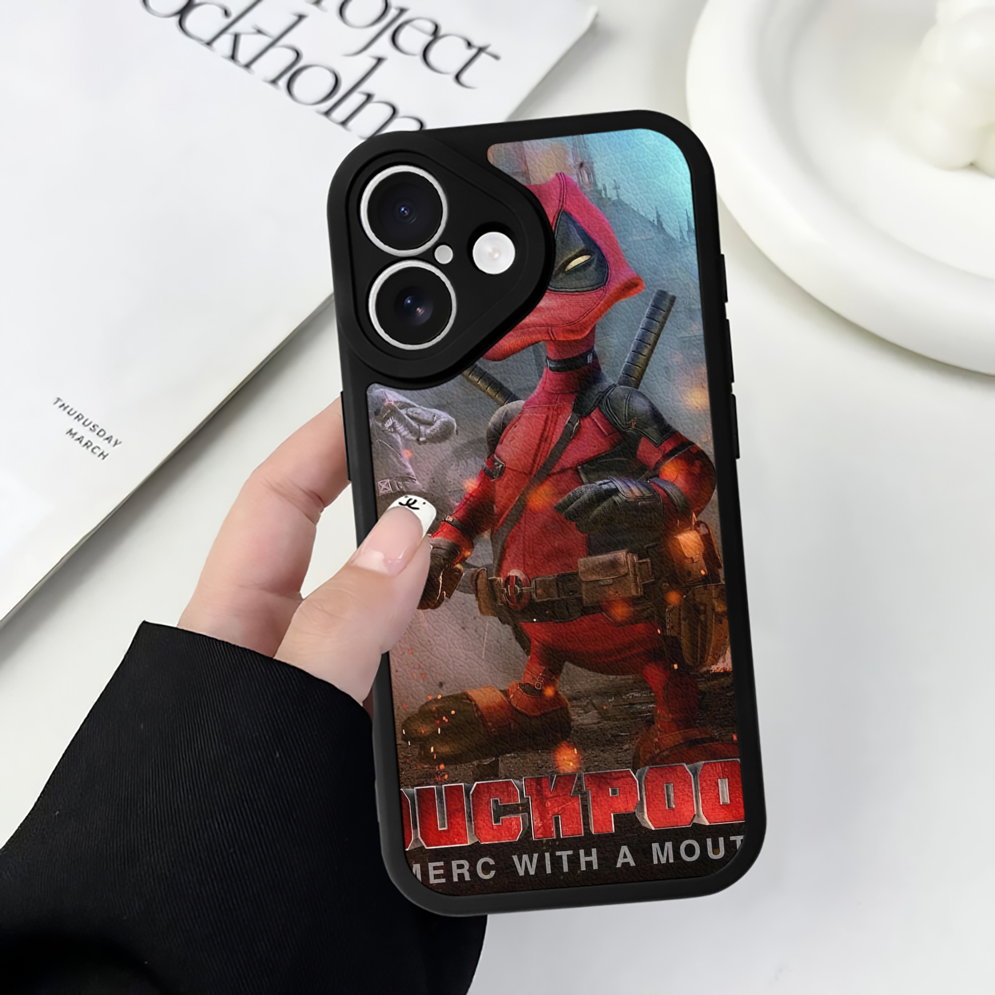 （画像用） Deadpool デッドプール 【iPhone 16シリーズ対応】シリコンスマホケース（レザー調） 材質：シリコン